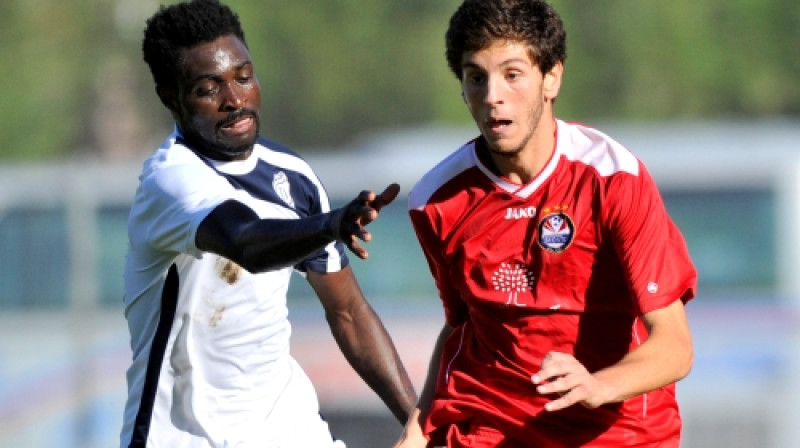 Laša Dvali (pa labi) cīņā ar Daugavpils "Daugavas" futbolistu Ibrahimu Babatundi
Foto: Romāns Kokšarovs (f64)