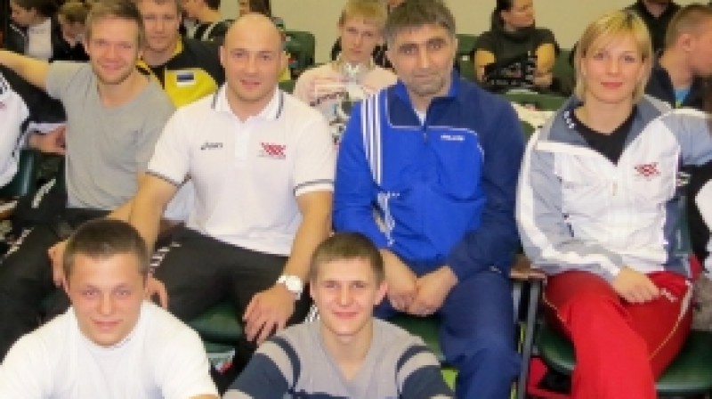 Laura Skujiņa (pa labi) cīkstoņu saimē
Foto: kundzinskola.lv