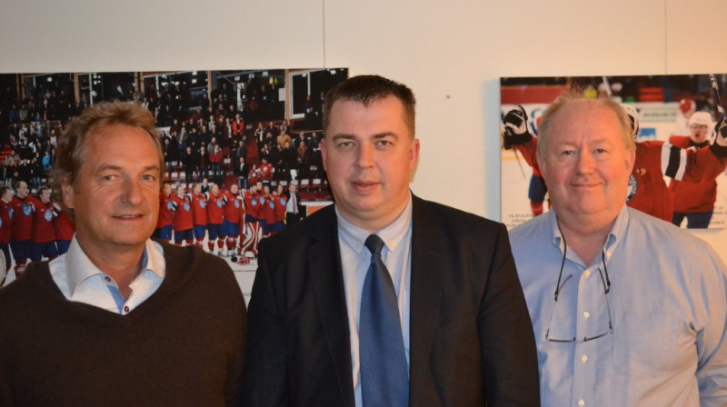 Antans Sakavicks (centrā) ar norvēģu funkcionāriem
Foto: hockeynytt.no