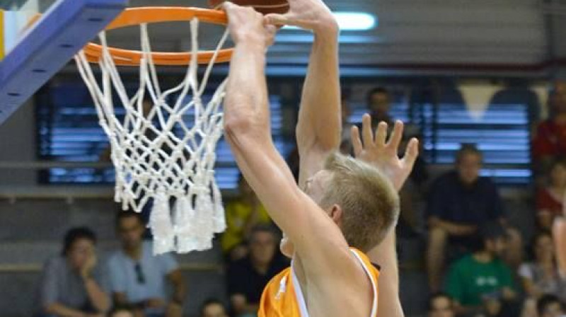 Mareks Mejeris noslēdz uzbrukumu ar "slam dunk"
Foto: Fuenlabrada