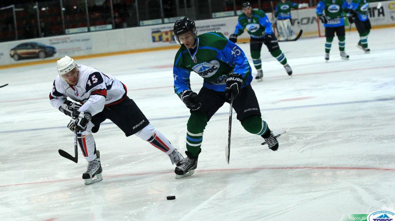 Artūrs Mickevičs (pa labi)
Foto: www.hctoros.ru