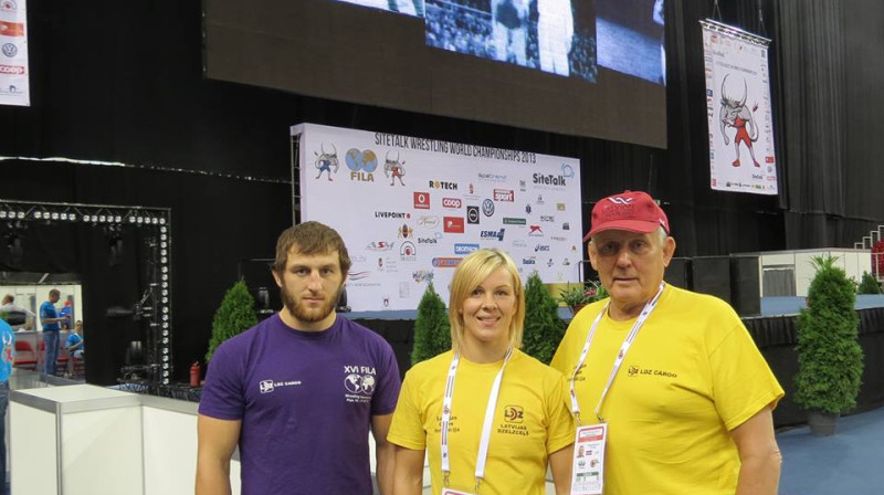 Armands Zvirbulis, Laura Skujiņa, viņu treneris Visvaldis Freidenfelds
Foto: www.kundzinskola.lv