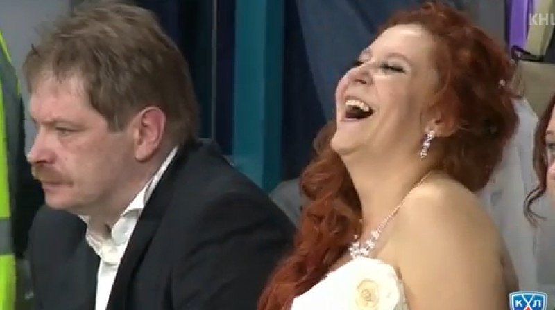 Jaunlaulātie tribīnēs - vīrs saskumis par rezultātu, bet sieva priecājas par nokļūšanu uz ekrāna
Foto: no KHL video