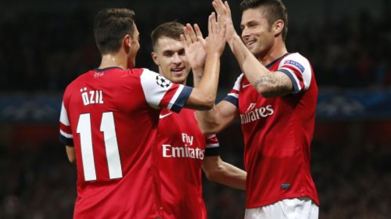 "Arsenal" spēlētāji Mesuts Ezils un Olivjē Žirū
Foto:AP/Scanpix