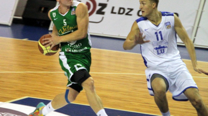 Jānis Kaufmanis (ar bumbu rokās) sezonas pirmajā spēlē BK "Valmieras" labā guva 35 punktus, trāpot grozā 11 no 15 izpildītajiem divpunktu metieniem
Foto: Juris Kalniņš