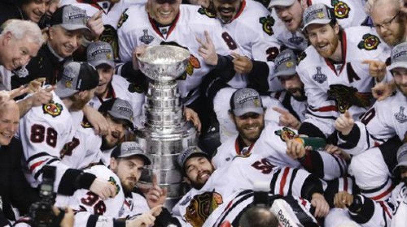 "Blackhawks" ar lielāko prieku iegūtu Stenlija kausu arī šīs sezonas noslēgumā
Foto:AP/Scanpix
