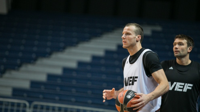 Gatis Jahovičs un Kristaps Janičenoks pirmsspēles treniņā "Siemens" arēnā
Foto: Mikus Kļaviņš, "VEF Rīga"