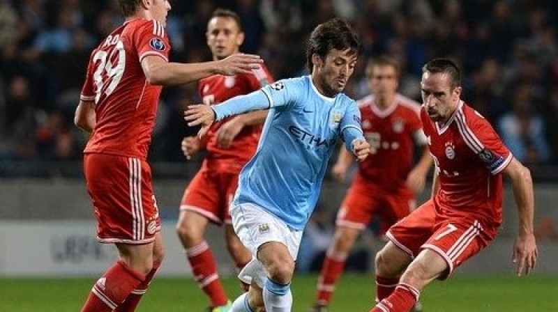 Davids Silva "Bayern" spēlētāju ielenkumā
Foto: PA Wire