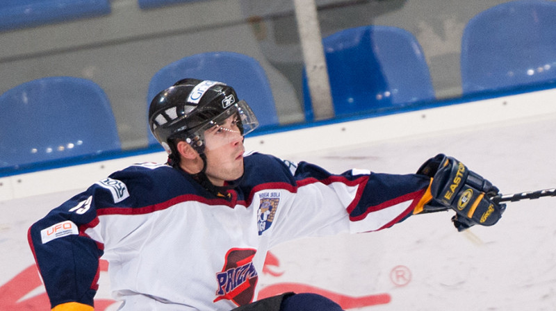 Attēlā Viktors Lobočovs, uzvaras nesošā 'bullīša' autors spēlē HS Rīga/Prizma pret HK Dinamo Juniors.
Foto: Vladislavs Proškins