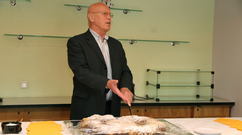 Latvijas Leļļu teātra direktors Vilnis Beķers dala svētku kliņģeri