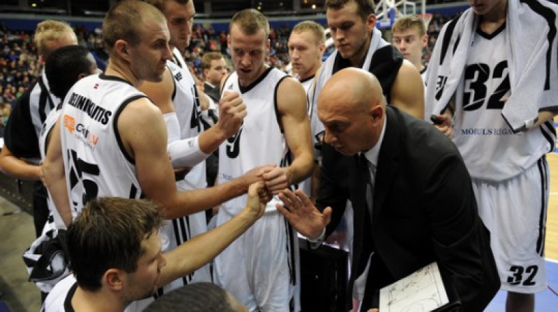 Ramūns Butauts un VEF basketbolisti
Foto: Romāns Kokšarovs, "Sporta Avīze", f64