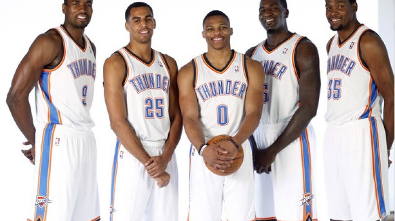 "Thunder" starta piecinieka vīri - Ibaka, Sefološa, Vestbrūks, Pērkinss un Durants - pozē NBA mediju dienā 2013. gada 27. septembrī
Foto: AP/Scanpix