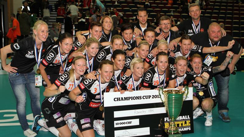 Zviedrijas klubs "Rönnby IBK" ar izcīnīto Čempionu kausu
Foto: Ritvars Raits