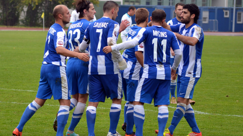 Mants Savens (#7) saņem komandas apsveikumus
Foto: M.Jankovskis, Sportacentrs.com