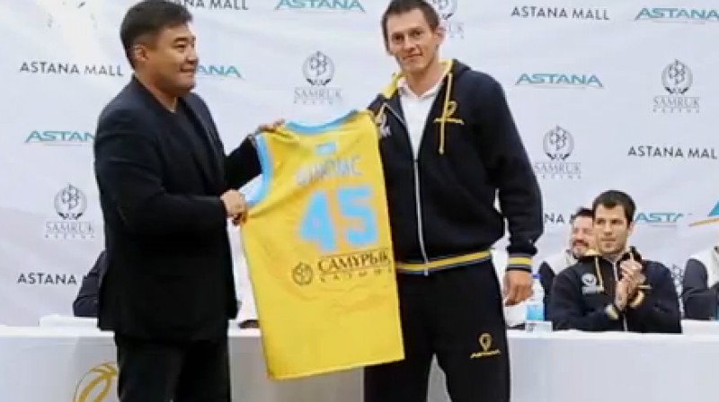 Jānis Blūms saņem kreklu
Foto: bcastana.kz