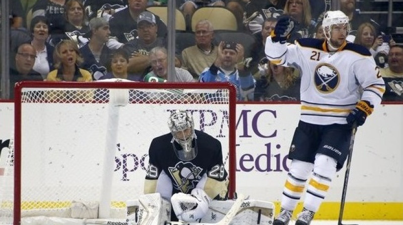 Drū Stafords svin "Sabres" kapteiņa Tomasa Vaneka vārtu guvumu 5. oktobra spēlē pret "Pittsburgh Penguins"
Foto: AFP/Scanpix