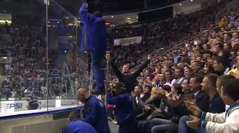Laukuma apmales stikla nostiprināšana 
Foto: no KHL video