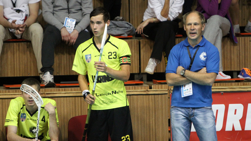 "Lekringa" treneris Artis Malkavs uz "komandtiltiņa"
Foto: Ritvars Raits