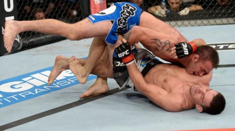Džeiks Šīlds (virspusē) cīņā ar Demianu Maiu
Foto: sherdog.com