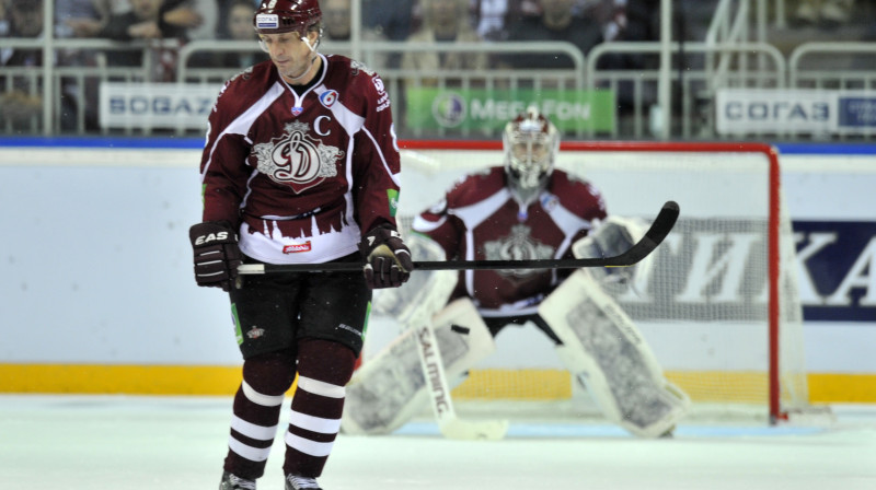 Viens no līgas labākajiem aizsargiem Sandis Ozoliņš ar vārtu guvumu nodrošināja "Dinamo" panākumu 
Foto: Romāns Kokšarovs, Sporta Avīze, f64