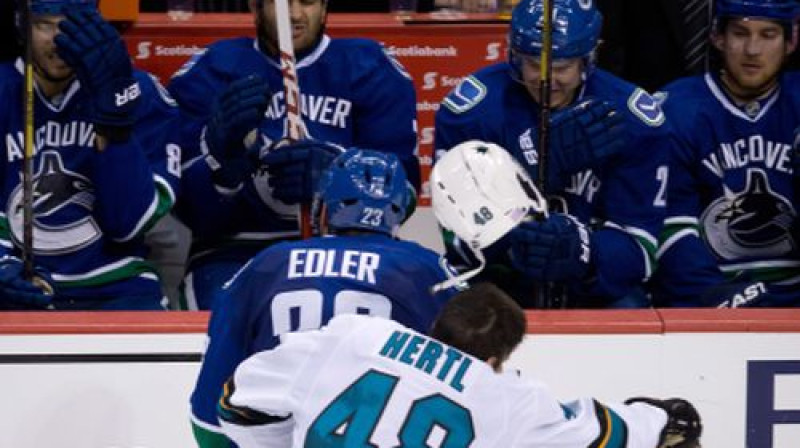 "Canucks" spēlētāji noraugās, kā Edlers ietriecas Hertlā
Foto:AP/Scanpix