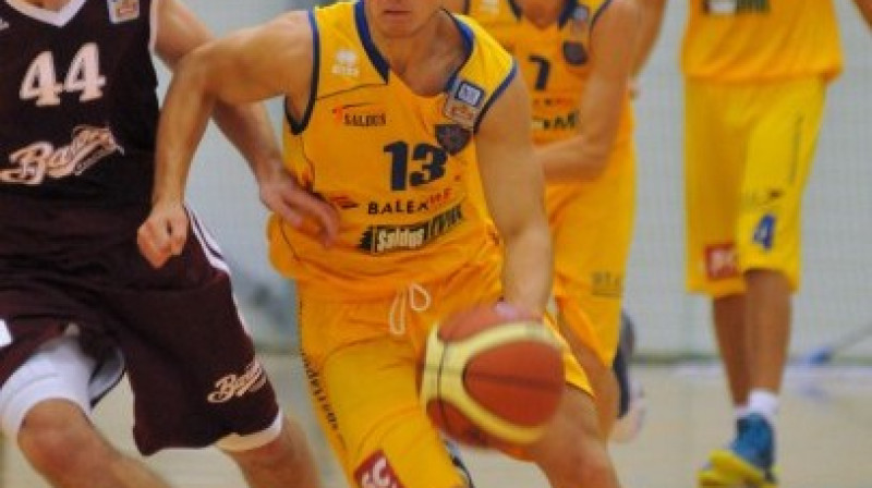 Saldus komandas saspēles vadītājs Edgars Buiķis - vidēji spēlē 2,8 rezultatīvas piespēles.
Foto: Romualds Vambuts