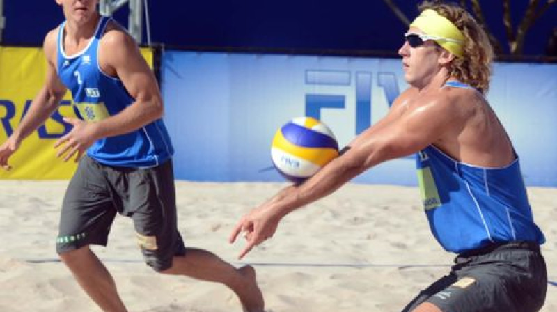 Jānis Šmēdiņš un Aleksandrs Samoilovs 
Foto: fivb.org