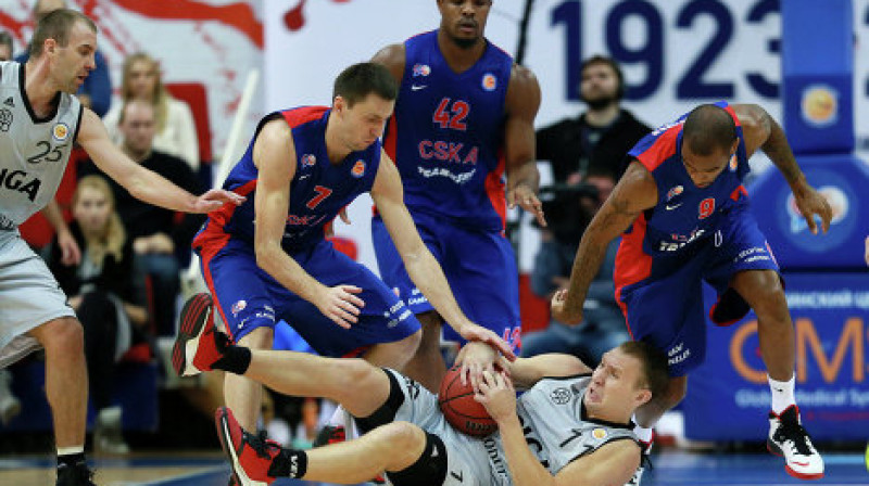 Artūrs Strēlnieks cīņā ar CSKA spēlētājiem
Foto: RIA Novosti