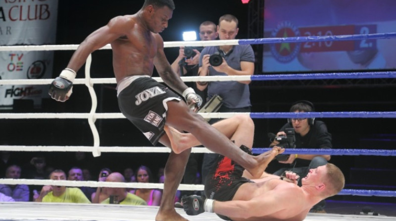 Mičels Adalena vienā no epizodēm cīņā ar Valtu Višņevski
Foto: delfi.lv