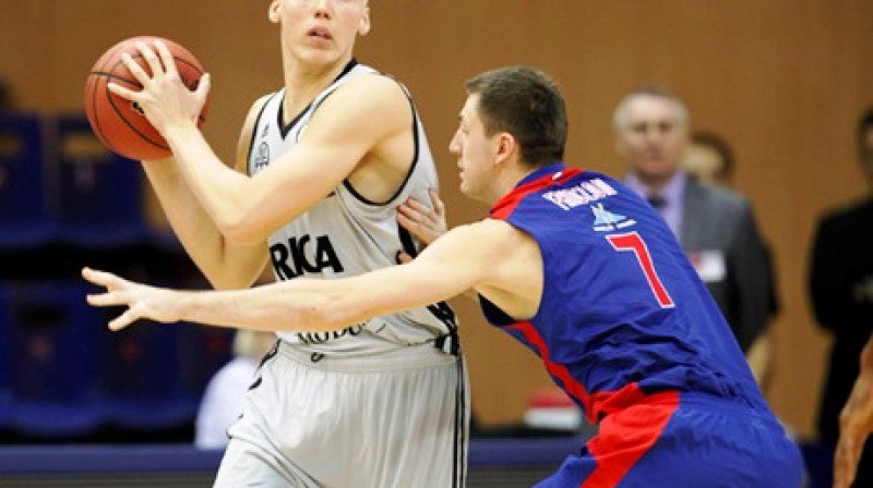 Jānis Bērziņš ("VEF Rīga"): atgriešanās laukumā pēc 11 mēnešu pārtraukuma.
Foto: vtb-league.com