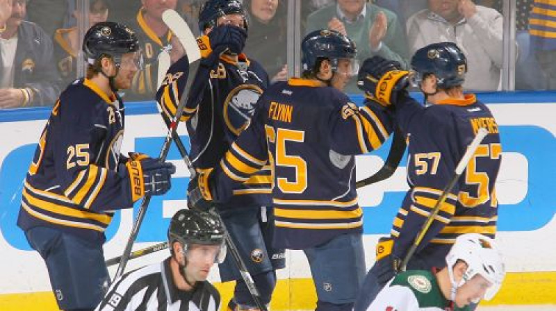 Zemgus Girgensons (#28) un "Sabres" hokejisti atzīmē savu vienīgo vārtu guvumu
Foto:AFP/Scanpix