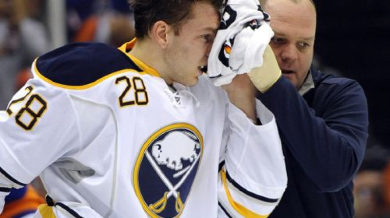 Zemgus Girgensons pēc sāpīgā ripas trieciena
Foto:AP/Scanpix