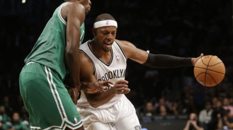Pols Pīrss (pa labi) spēlē pret "Celtics"
Foto:AP/Scanpix