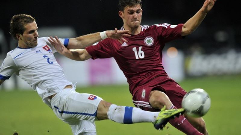 Valērijs Šabala cīņā ar slovāku aizsargu Pekarīku
Foto: Romāns Kokšarovs, Sporta Avīze, f64