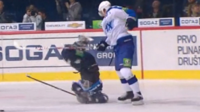 Piezemēšanās pēc labākā spēka paņēmiena
Foto: no KHL video