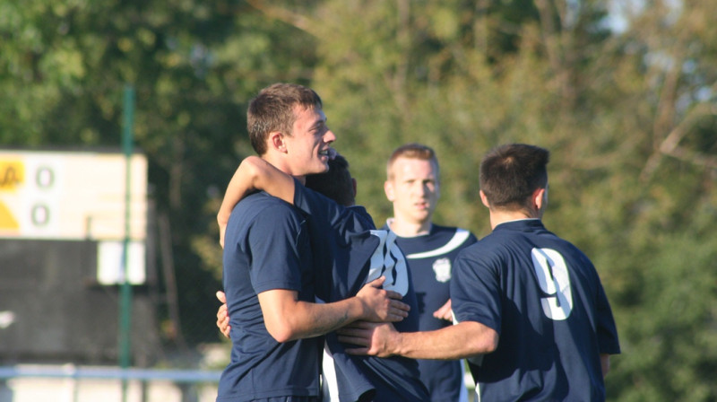 Artjoms Murdasovs, Jurijs Halimons  atzīmē vārtu guvumu
Foto: bfcdaugava.lv