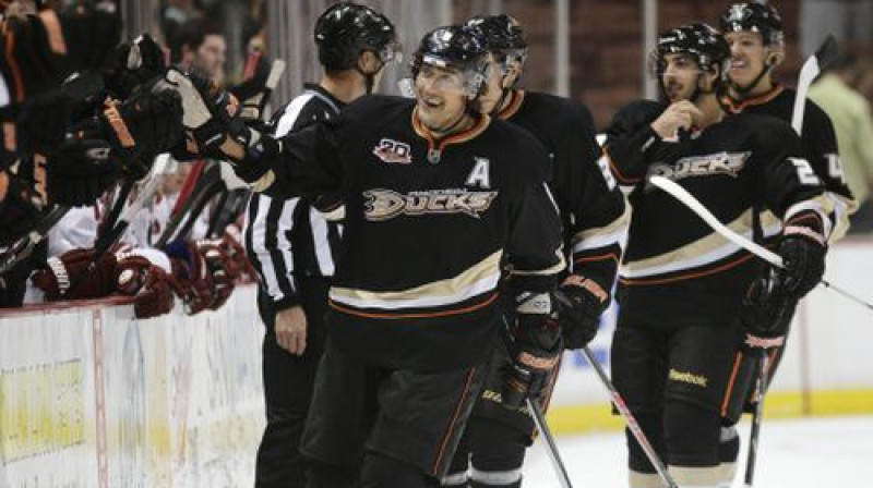 "Ducks" hokejisti ar pirmo vārtu autoru Tēmu Selanni priekšgalā
Foto:AP/Scanpix