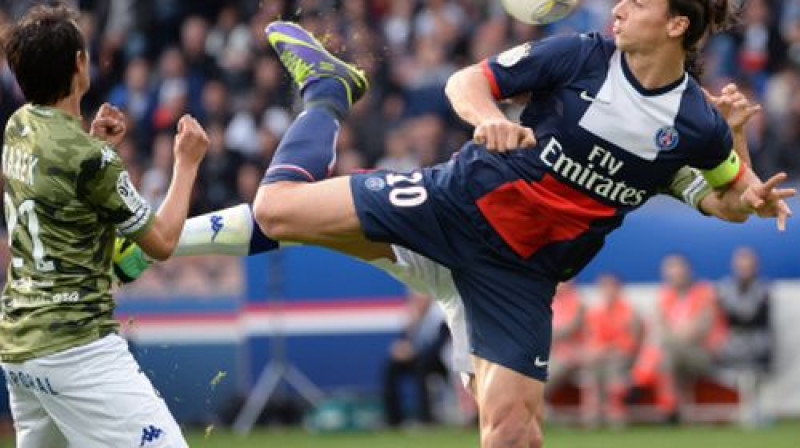 Zlatans Ibrahimovičs ar papēdi atklāj rezultātu
Foto: SIPA/Scanpix