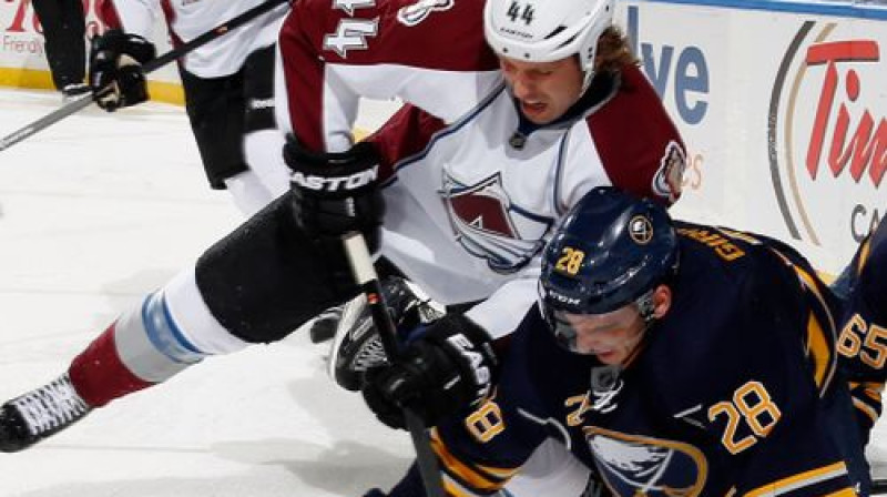 Zemgus Girgensons (pa labi) cīnās ar "Avalanche" spēlētāju Raienu Vilsonu
Foto:AFP