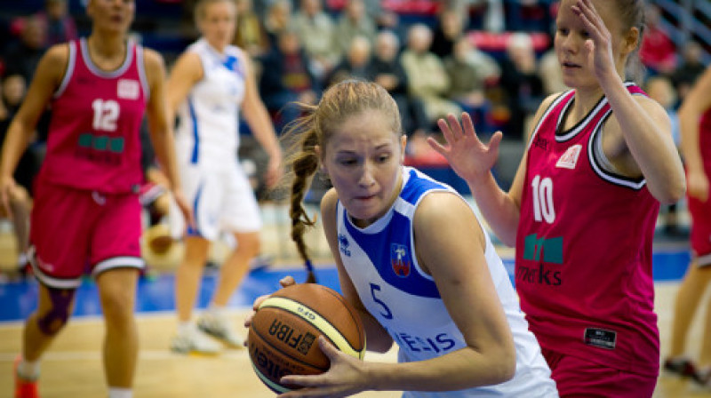 SK "Cēsis" (Sigita Džarcāne - ar bumbu) pret "RSU/Merks (Kate Aizsila)  - pirmajā duelī pārāka bija studentu komanda.
Foto: SKCesis.lv (Zigismunds Zālmanis, Nikon)