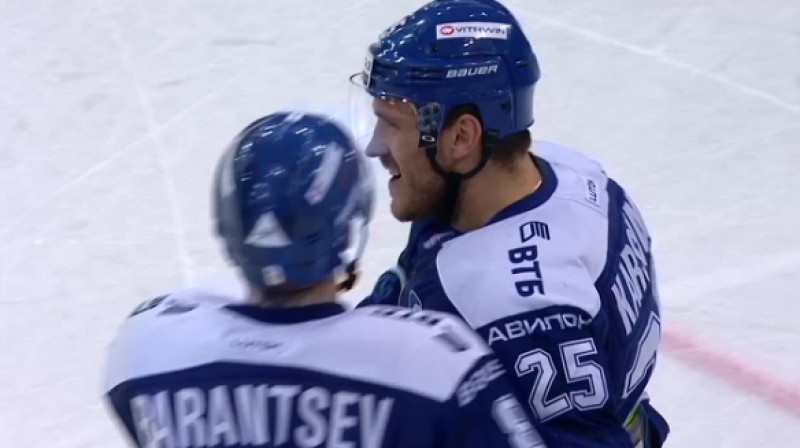 Karsums (pa labi) pēc vārtu guvuma 1. minūtē
Foto: no KHL video