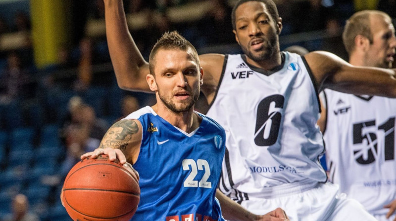 "Kalev" aizsargs Armands Šķēle un VEF uzbrucējs Entuāns Robinsons
Foto: delfi.ee