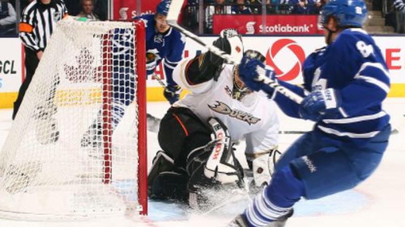 Fils Kesels (pa labi) raida ripu Jonasa Hillera vārtos
Foto:AFP/Scanpix