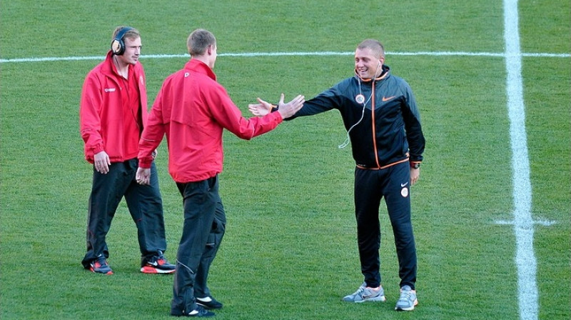 Brāļi Višņakovi satiekot Denisu Rakelu. Klubu savstarpējā spēle
Foto: widzew.pl