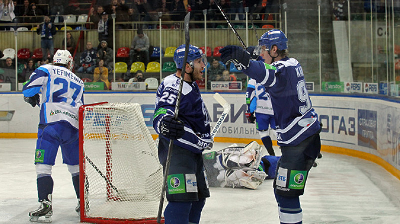 Mārtiņš Karsums (centrā) priecājas par vārtiem
Foto: dynamo.ru