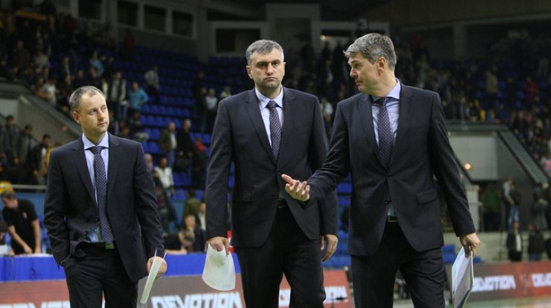 Ainars Bagatskis (pa labi) un Kijevas "Budivelnik" treneru korpuss 
Foto: budivelnyk.ua