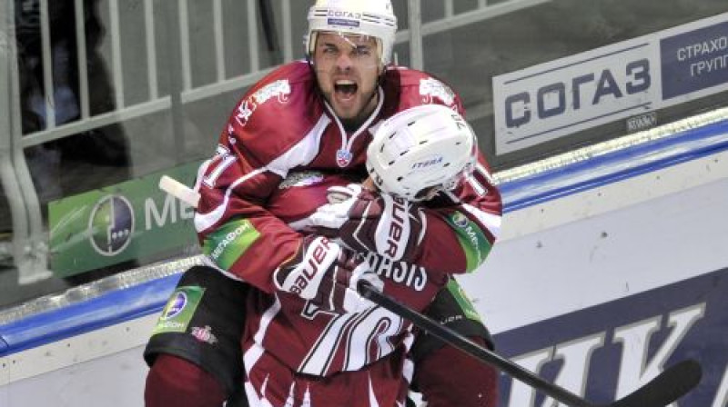 Roberts Bukarts Mika Indraša apskāvienos
Foto: Romāns Kokšarovs, Sporta Avīze, f64