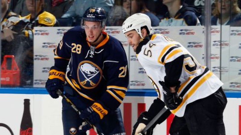 Zemgus Girgensons cīņā ar Adamu Makveidu
Foto:AFP/Scanpix