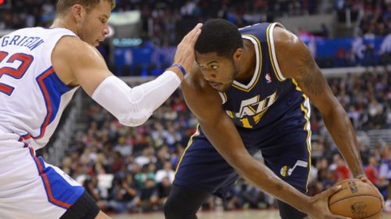 Bleiks Grifins cenšas nosegt Deriku Feivorsu
Foto:AP/Scanpix