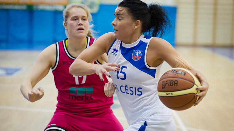 Ventspilniece Kristīne Silarāja (SK Cēsis) cenšas tikt garām "RSU/Merks" uzbrucējai Paulai Langinai
Foto: Zigismunds Zālmanis